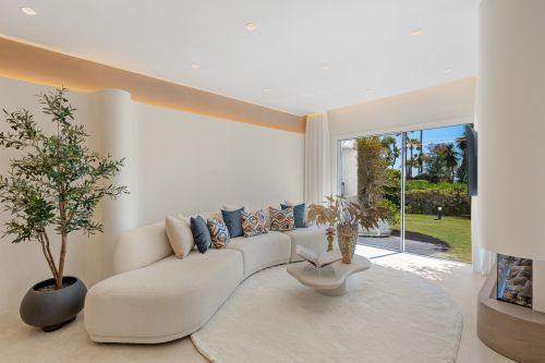 Frontline Beach Apartment with Direct Sea Access