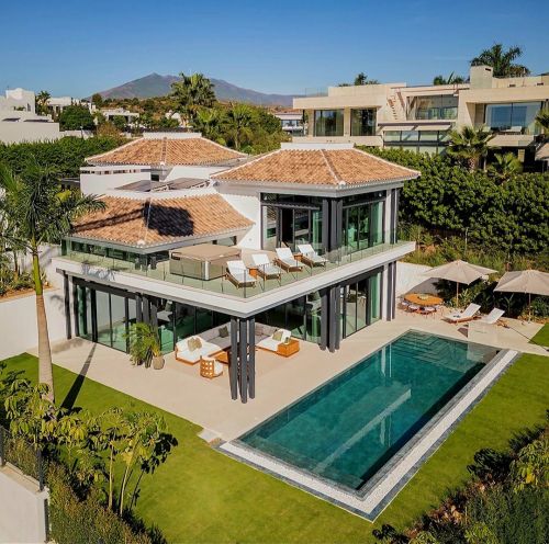 An exclusive collection of newly built luxury villas on Marbella’s prestigious Golden Mile,