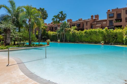 Spacious Ground Floor Apartment in Alhambra del Golf – Prime Beachside Location in Casasola