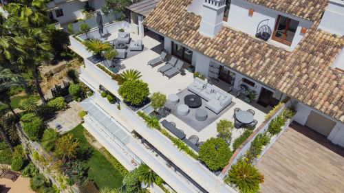 Exclusive duplex penthouse on Marbella’s Golden Mile with panoramic sea & La Concha views, large terraces and prime location near Puente Romano