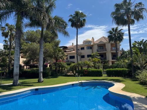Beachside Living Just 150m from the Sea with Luxury Spa Facilities in Las Mimosas de Banús