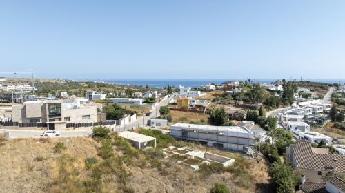 Plot with project and structure in Estepona with sea and golf views
