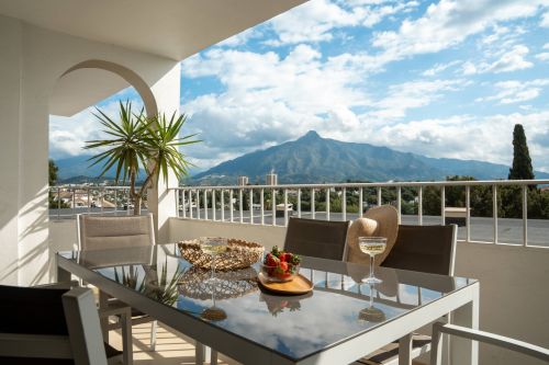 Ground floor residence with sea and mountain views in Nueva Andalucia, Marbella