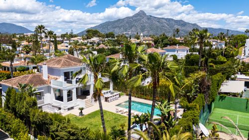 Luxury Six-Bedroom Villa in Nueva Andalucía’s Prestigious Golf Valley