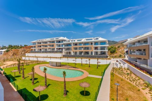 Bright and spacious three bedroom south facing apartment located in the sought-after area of El Higuerón, Fuengirola