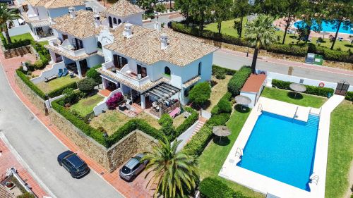 Townhouse with Panoramic Sea, Golf and Mountain Views in La Duquesa