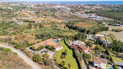 Villa for sale in Puerto del Almendro, Benahavis
