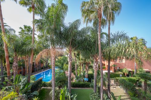 Elegant Fully Renovated Townhouse in Altos de Puente Romano, Marbella’s Prestigious Golden Mile