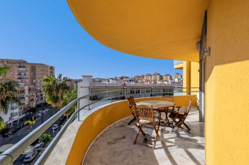 CORNER APARTMENT TO RENOVATE – INVESTMENT POTENTIAL – CITY CENTRE