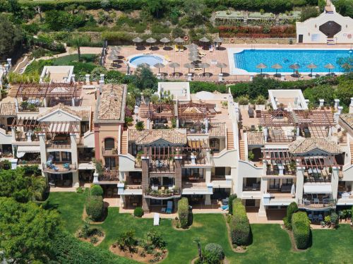 Welcome to this beautifully renovated penthouse offering bright, contemporary living in a tranquil Andalusian urbanization!
