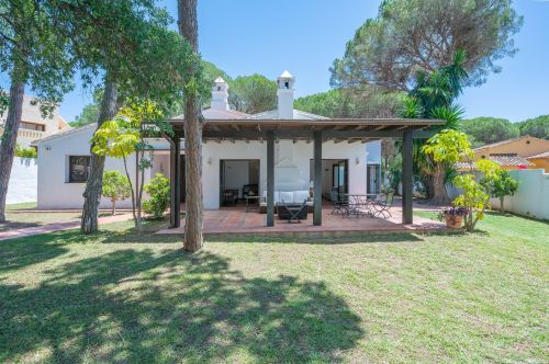 Charming Mediterranean-style house very close to the Elviria dune beaches.