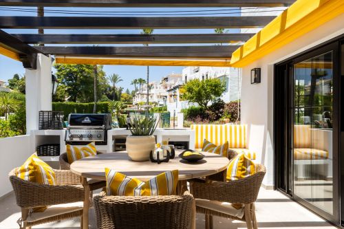 A fully renovated 3-bedroom apartment in iconic Aldea Blanca, rebuilt to Scandinavian standards with premium finishes and two south-west terraces, steps from Puerto Banús.