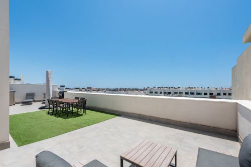 This modern 3-bedroom, 2-bathroom penthouse is located in a recently completed development (2023) in the sought-after area of Las Lagunas, Mijas Costa.