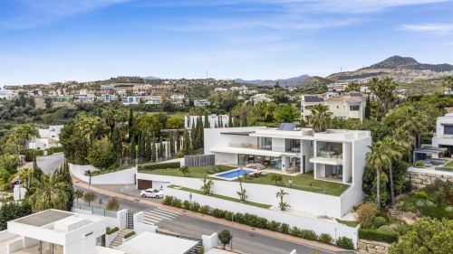 Villa for sale in La Alqueria, Benahavis