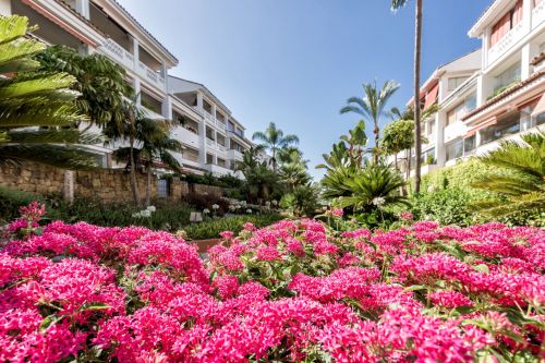 Elegant 3-Bedroom Beachfront Apartment in Las Cañas Beach, Marbella