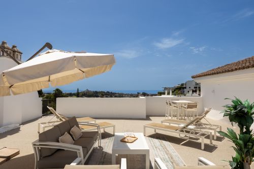 Stunning 2-bedroom penthouse in Paraiso Pueblo, Benahavís, offering panoramic sea views, a 100m² rooftop solarium, luxury resort-style amenities