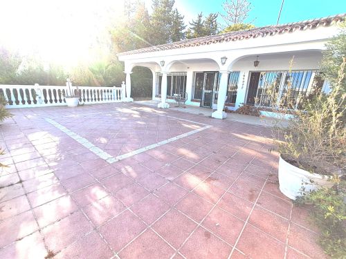 Villa for sale in Paraiso Medio, Estepona East