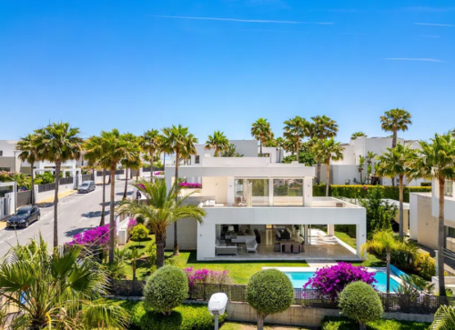 Villa for sale in Rio Real, Marbella East