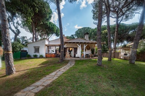 Charming Mediterranean-Style Villa Close to Sandy Dune Beaches  Norsk. Contac in 670628689