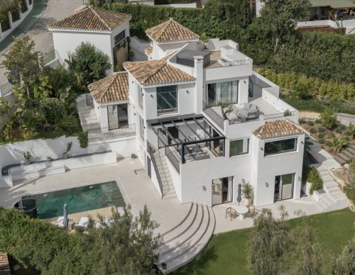 Recently renovated villa with pool, cinema room and wine cellar in Los Naranjos Hill Club