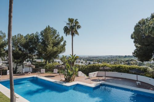 Recently renovated ground floor apartment with sea views in La Quinta Village