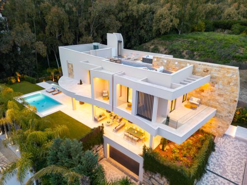 5 bedroom villa for sale in La Cerquilla, Nueva Andalucia