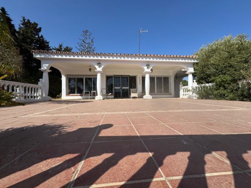 Exceptional Renovation & Investment Opportunity in El Paraíso Medio, Estepona