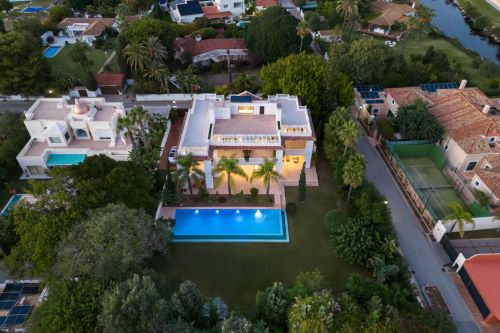 7 bedroom villa for sale in Estepona