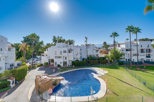 Fantastic reform opportunity! Southwest-facing three-bedroom apartment located in the gated community of Parque Elviria, Marbella