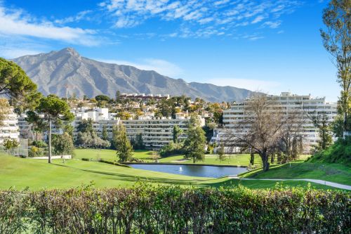 Bright and spacious, two bedroom apartment located in the sought-after community of Campos de Guadalmina, Guadalmina Alta.