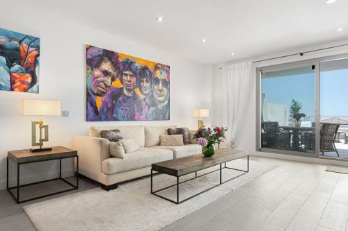 Welcome to this modern 3 bedroom apartment in the heart of Benalmádena Pueblo!