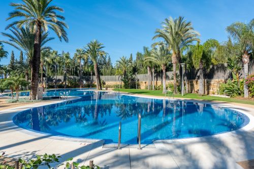 1 bedroom ground floor apartment for sale in Medina de Banús, Marbella