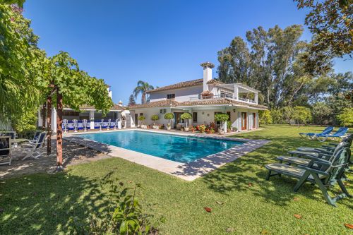 5 bedroom villa for sale in Costalita, Estepona East
