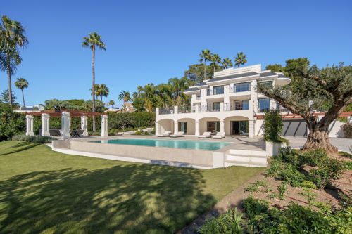 6 bedroom villa for sale in Las Brisas, Nueva Andalucia