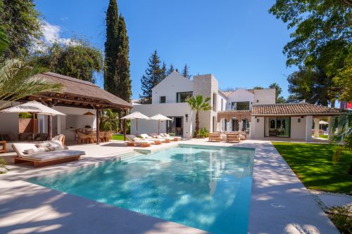 5 bedroom villa for sale in Las Brisas, Nueva Andalucia