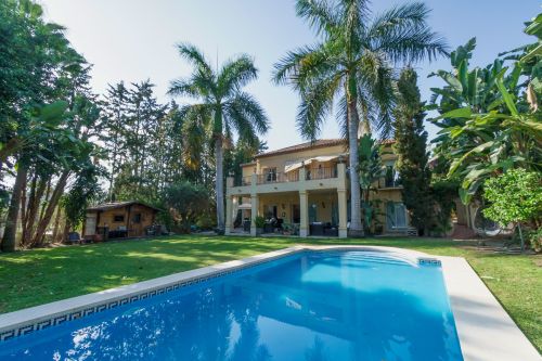5 bedroom villa for sale in Las Brisas, Nueva Andalucia