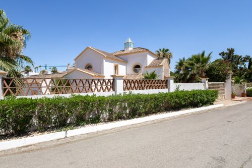 7 bedroom villa for sale in El Paraiso, Estepona East