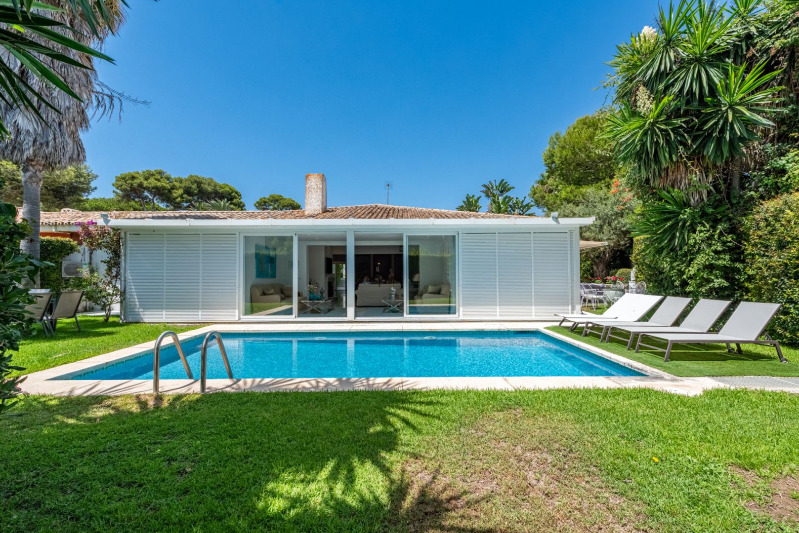 ELEGANT SEMI-DETACHED BEACHSIDE VILLA IN LOS MONTEROS, MARBELLA EAST – JUST 150M FROM THE BEACH