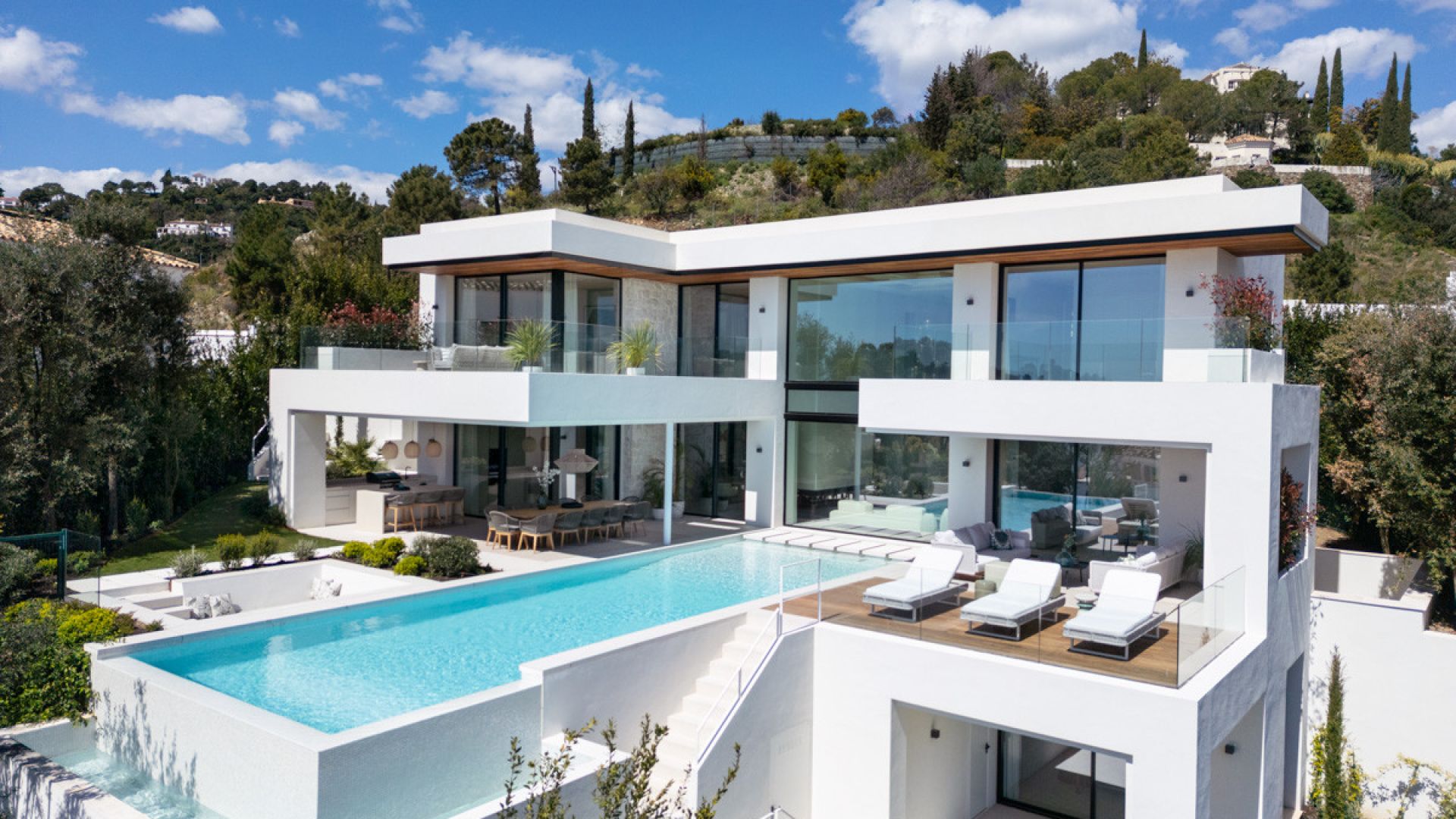 Extraordinary contemporary villa in the exclusive gated community of Lomas de La Quinta,