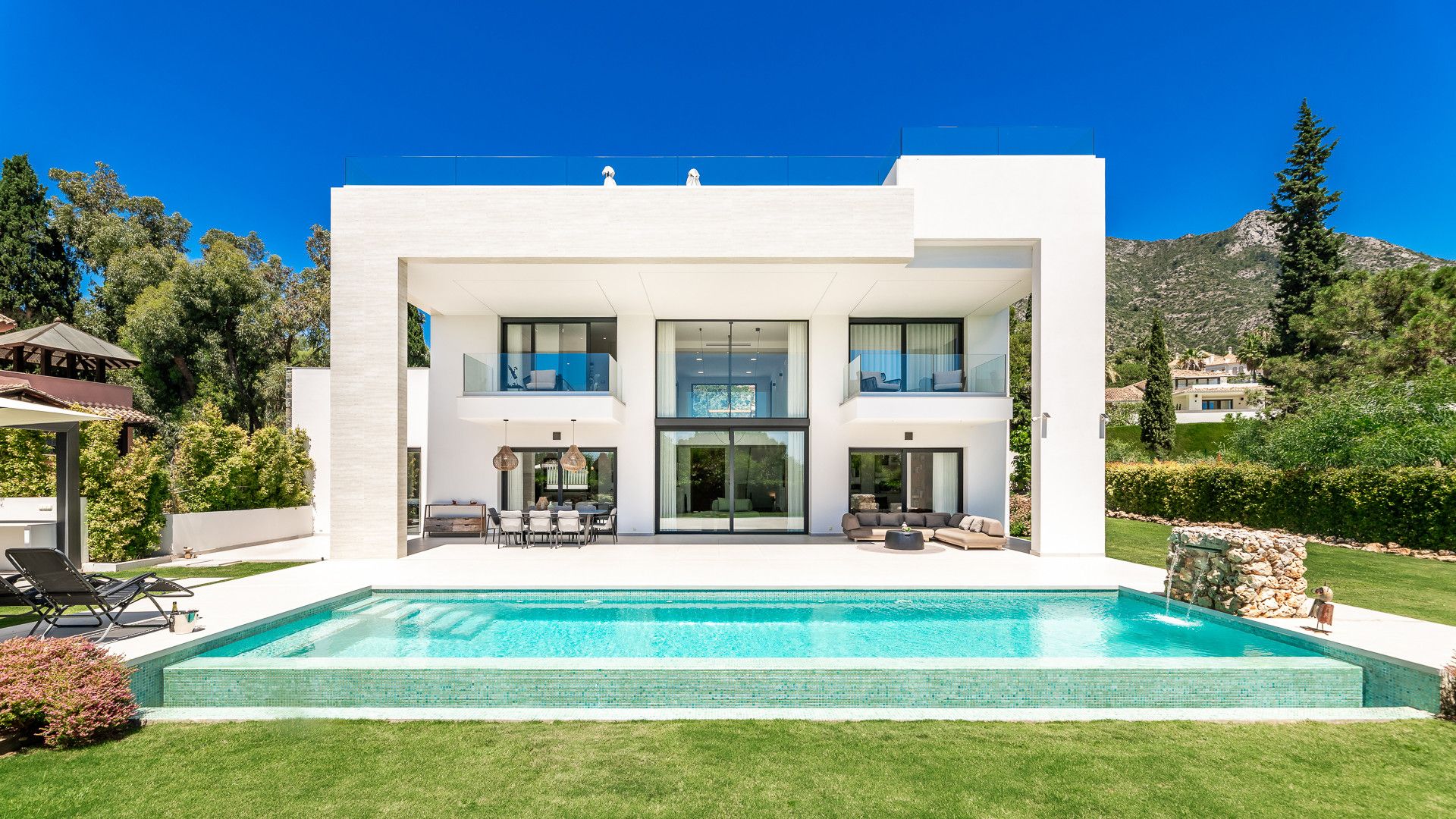 Sleek Contemporary Villa with Panoramic Views in Cascada de Camojan