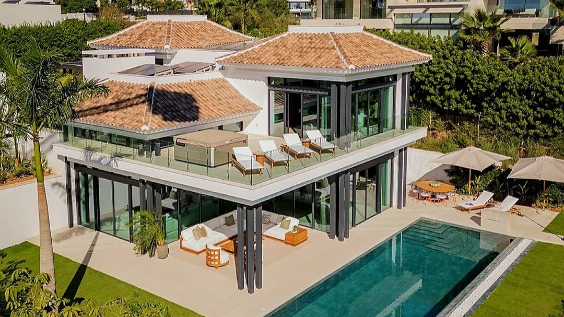 An exclusive collection of newly built luxury villas on Marbella’s prestigious Golden Mile,