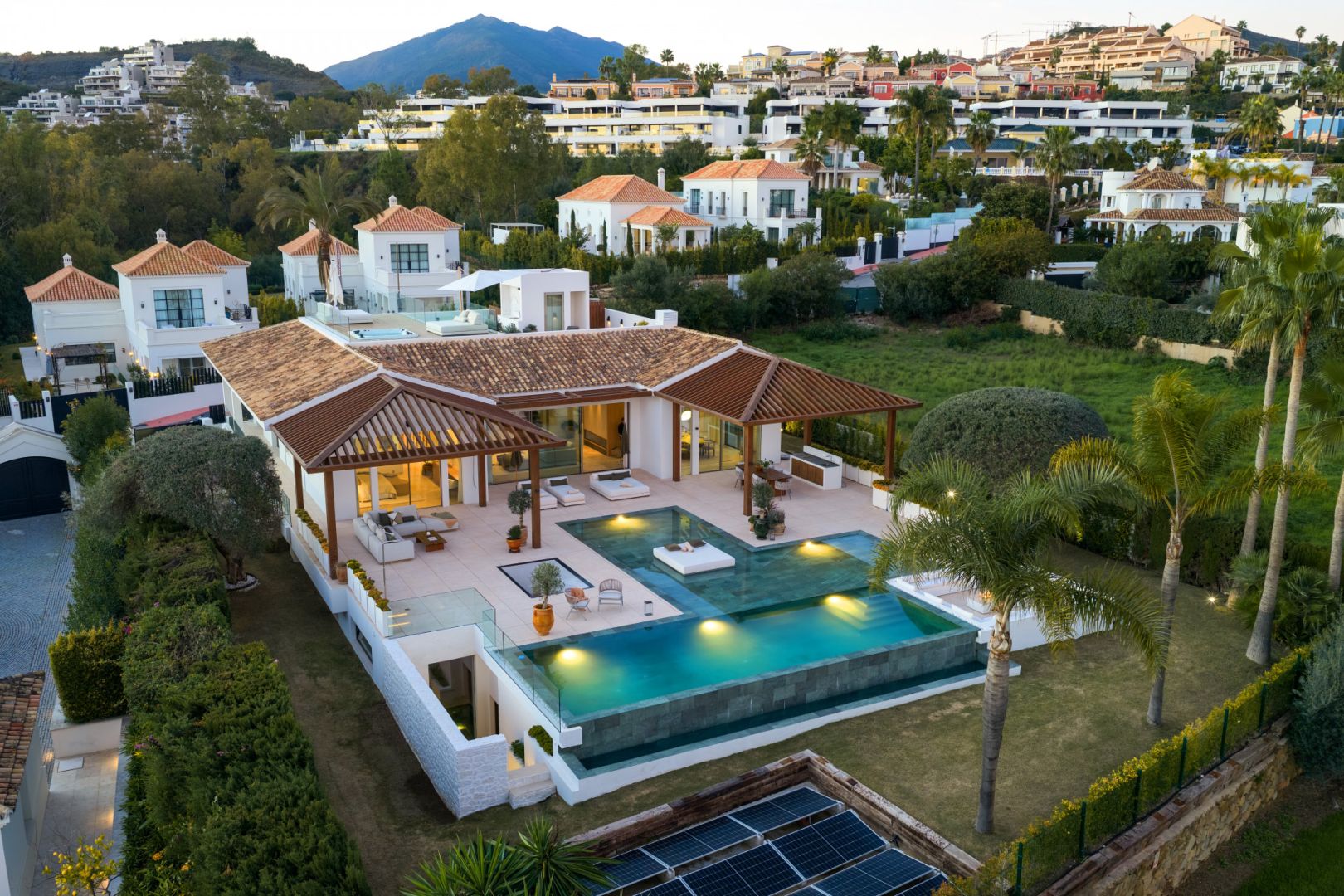 Frontline Golf Luxury Villa in Nueva Andalucía