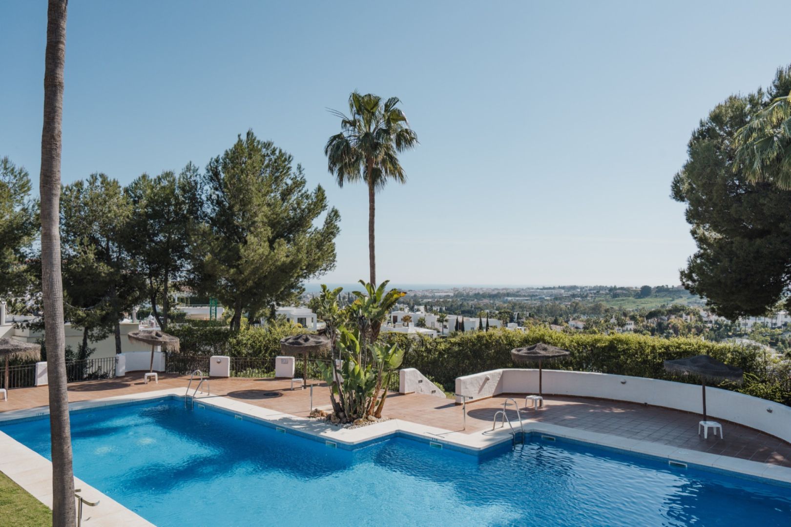 Recently renovated ground floor apartment with sea views in La Quinta Village